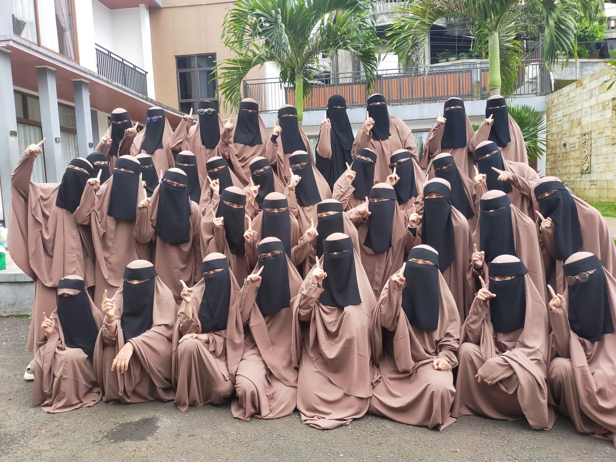 Foto bersama satu angkatan Imtiaz Putri di halaman gedung asrama