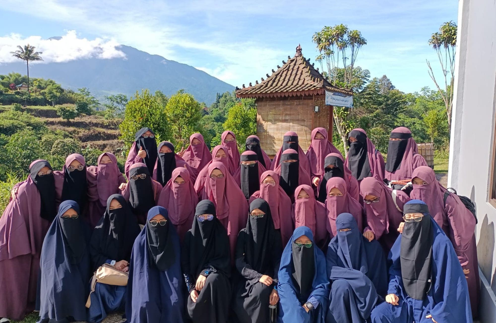 Peserta Ma'had Tahfizh Intensif Imtiaz Putri berfoto bersama berlatar pegunungan Megamendung