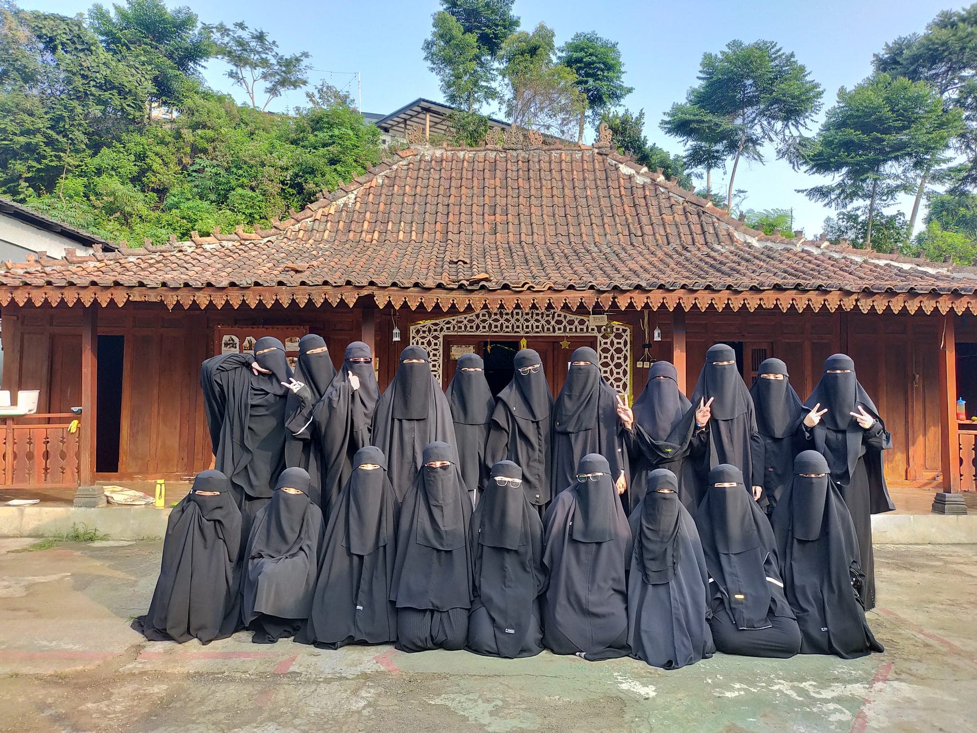 Peserta Imtiaz Putri berfoto bersama di depan bangunan kayu kampus Megamendung