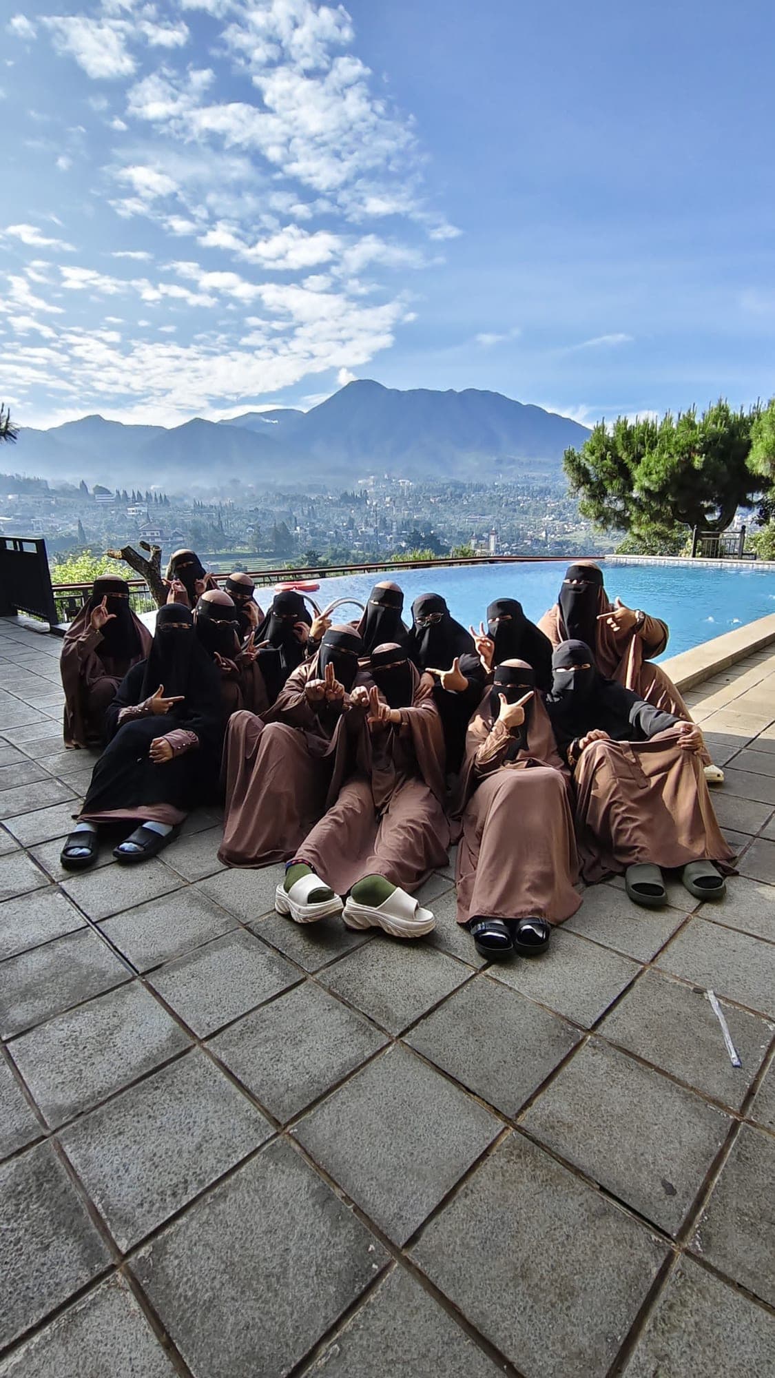 Peserta Imtiaz Putri berkumpul di teras berlatar pegunungan saat rihlah
