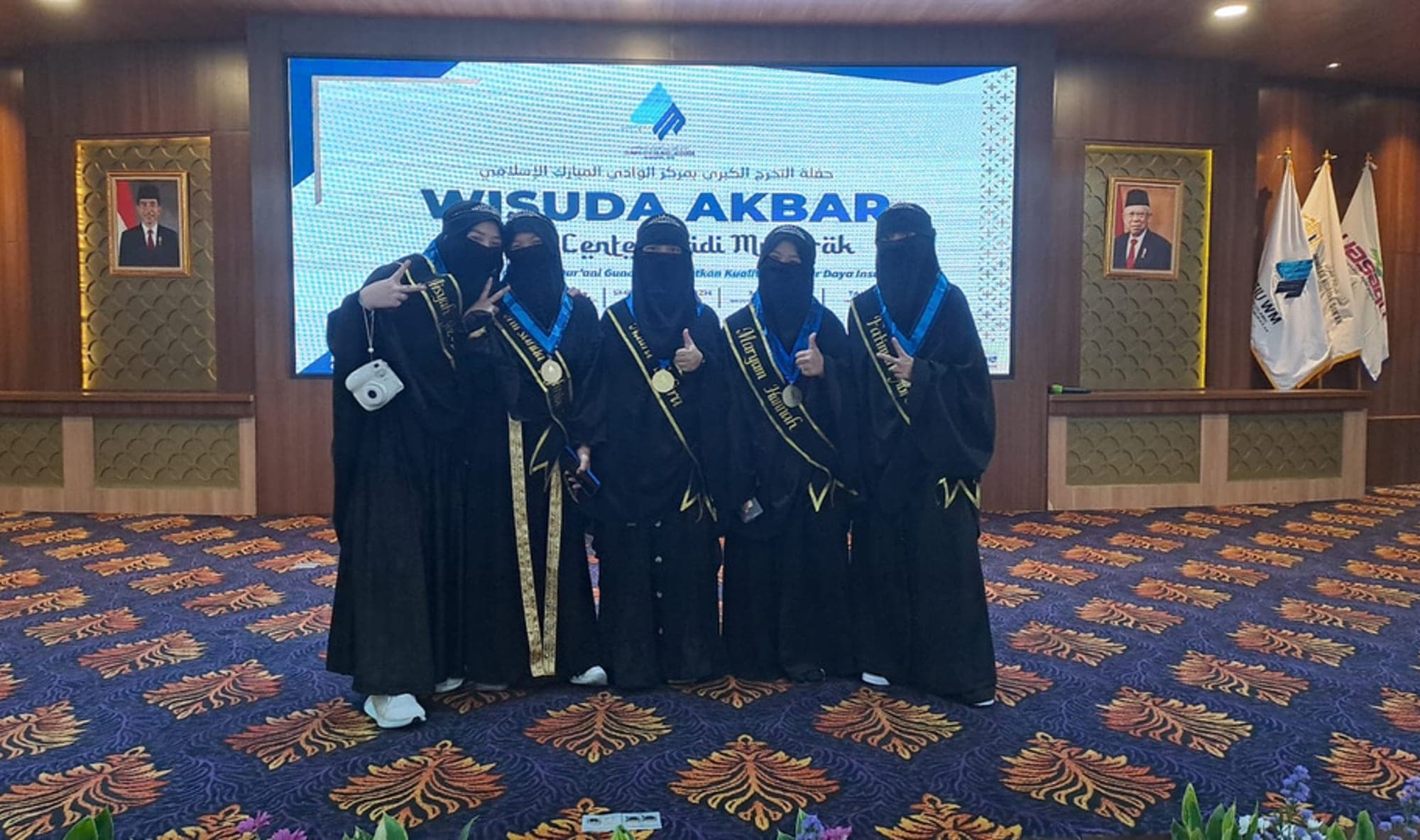 Wisudawati Imtiaz Putri pada Wisuda Akbar Huffazhul Qur'an Islamic Center Wadi Mubarak