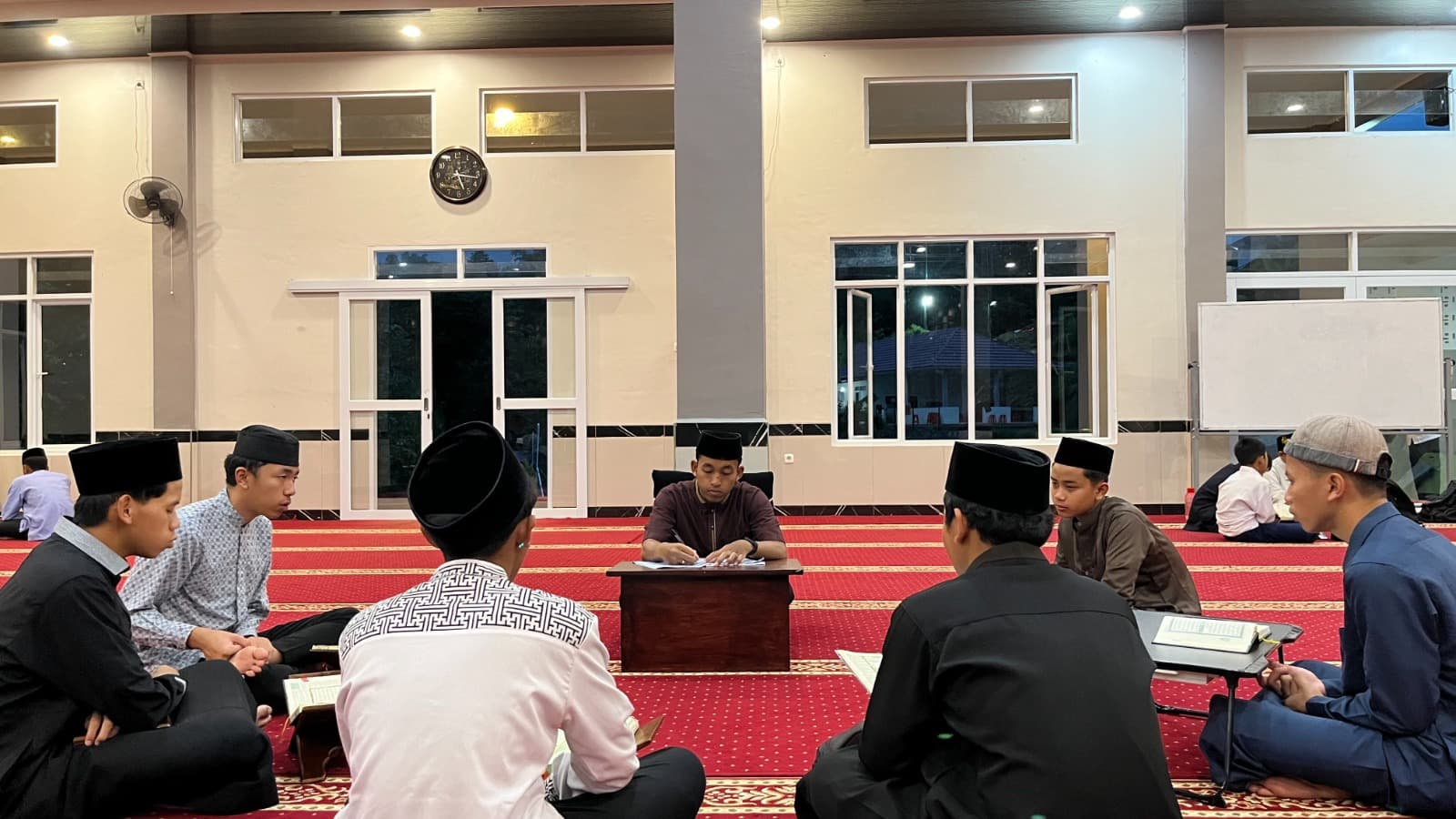 Santri MA Wadi Mubarak duduk melingkar dalam halaqah tahfizh malam di masjid kampus
