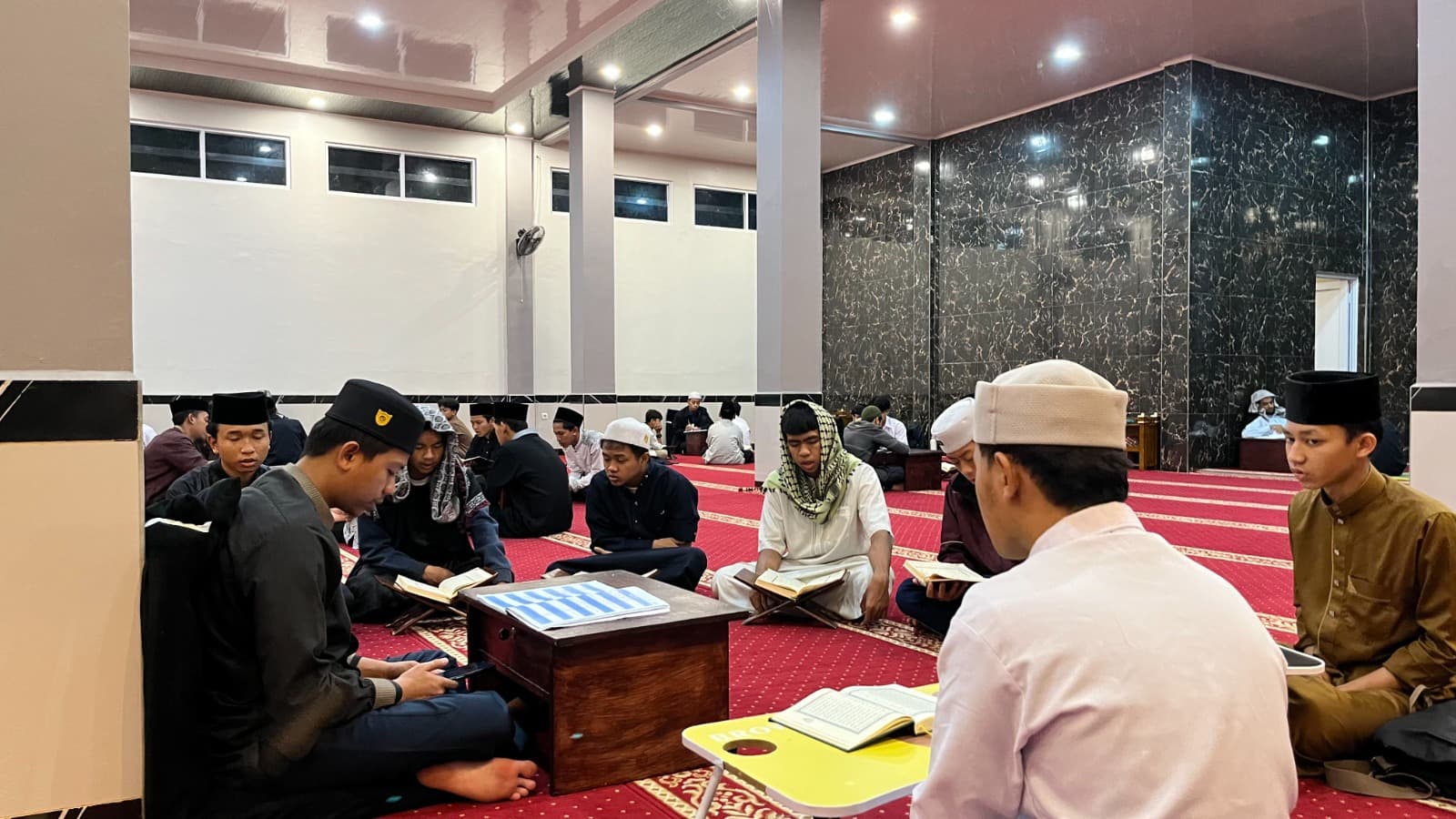 Halaqah setoran hafalan santri MA Wadi Mubarak di masjid kampus