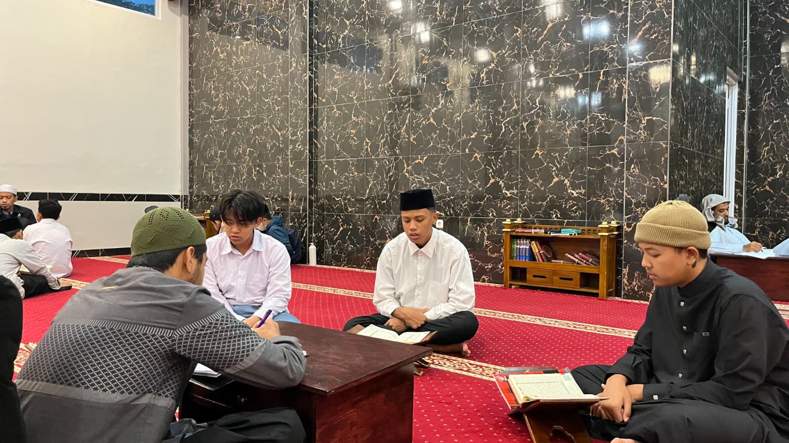 Santri MA Wadi Mubarak menyetorkan hafalan di hadapan ustadz penyimak di masjid kampus