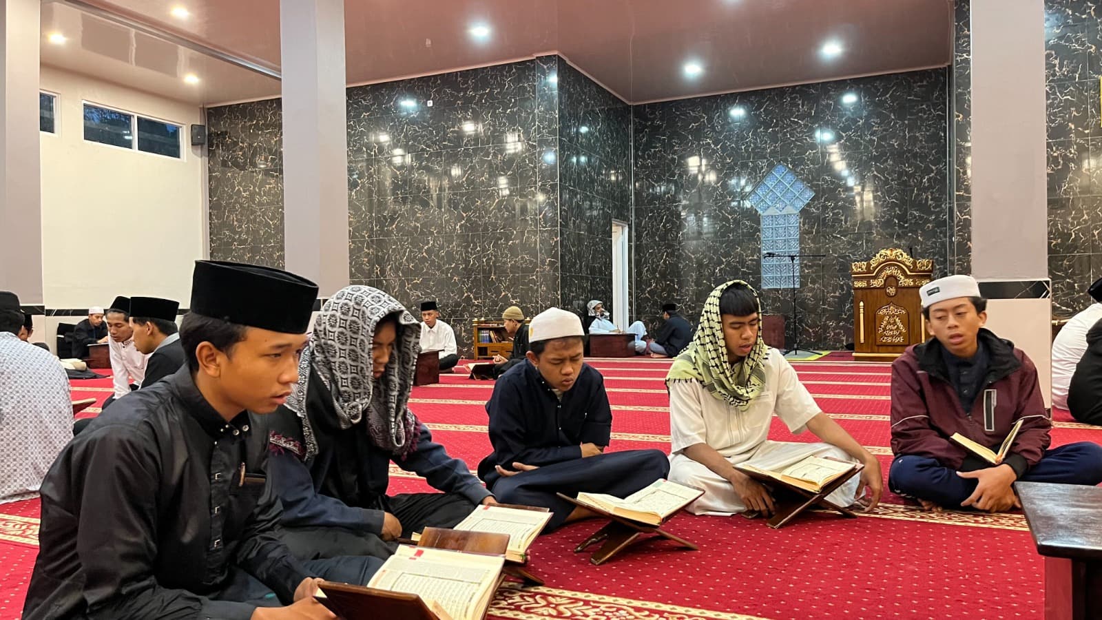 Santri MA Wadi Mubarak membaca Al-Qur'an bersama di masjid kampus