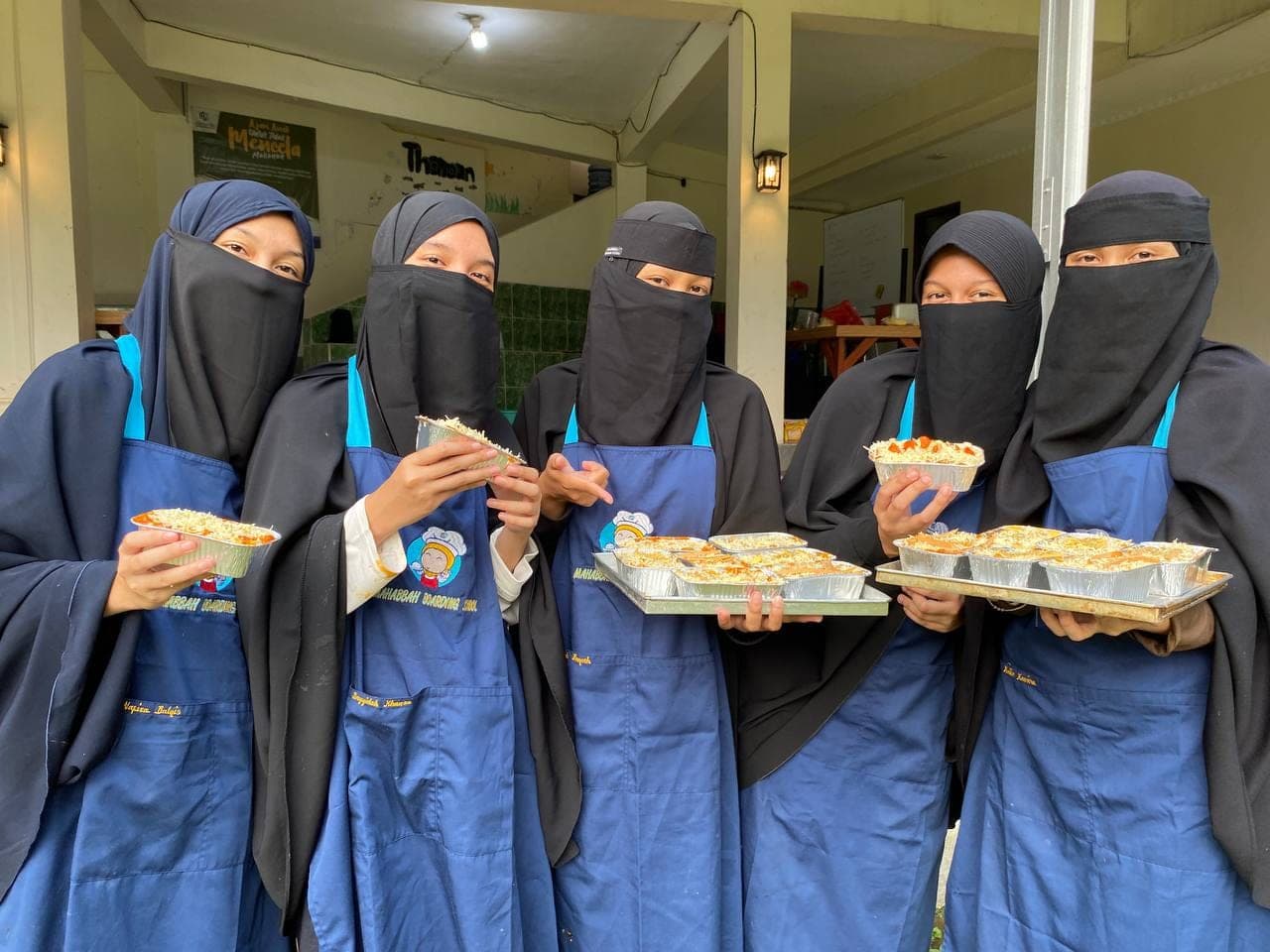Lima santriwati Mahabbah Boarding School menunjukkan hasil praktik memasak di dapur asrama