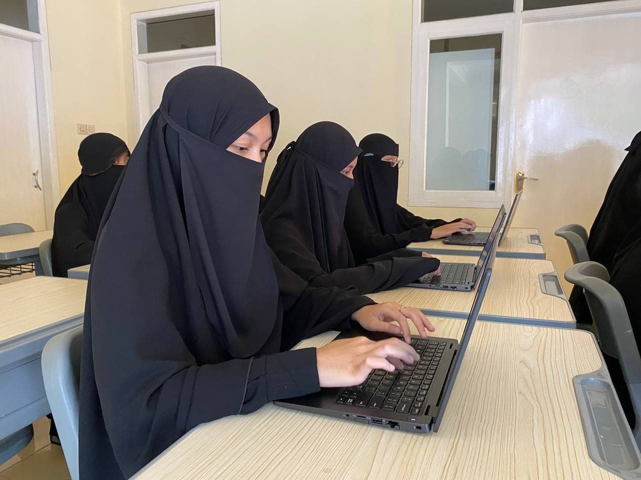 Santriwati Mahabbah Boarding School mengerjakan tugas di kelas komputer