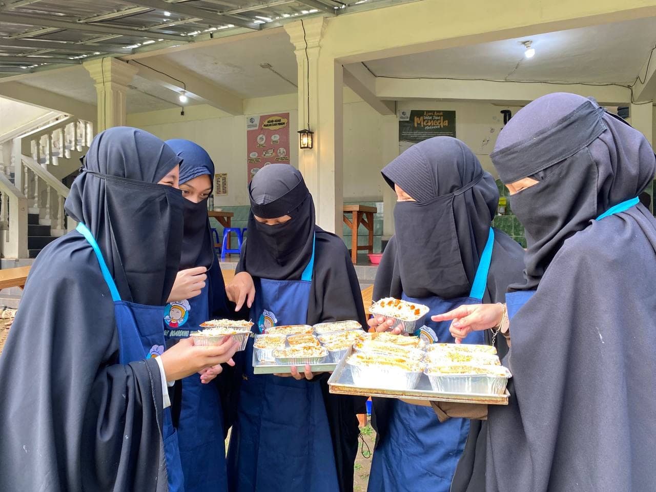 Santriwati Mahabbah Boarding School mengamati hasil praktik memasak bersama teman sekelompoknya