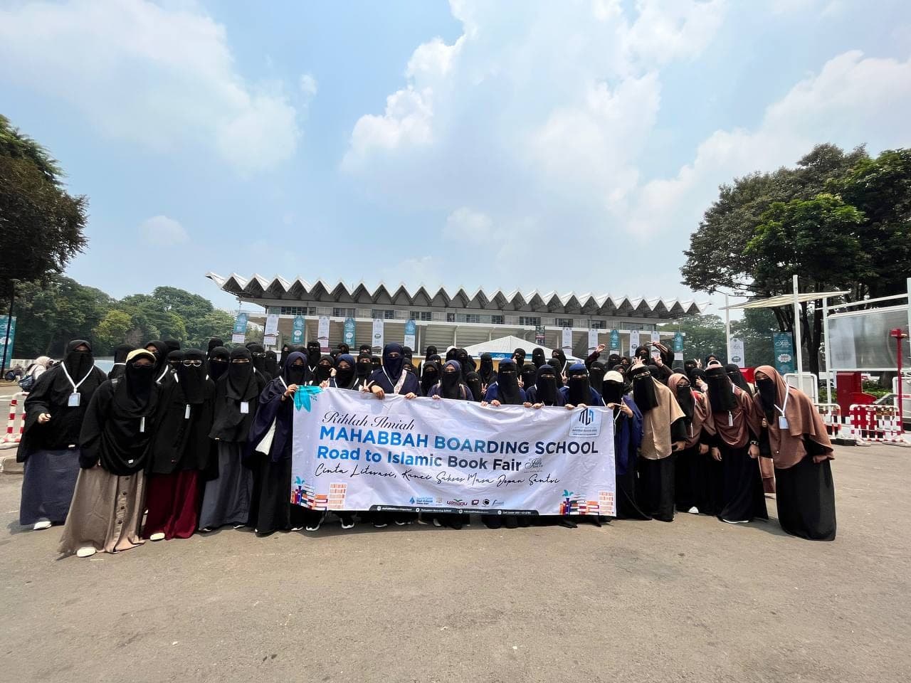 Santriwati SMA Mahabbah Boarding School membentangkan spanduk rihlah ilmiah Road to Islamic Book Fair