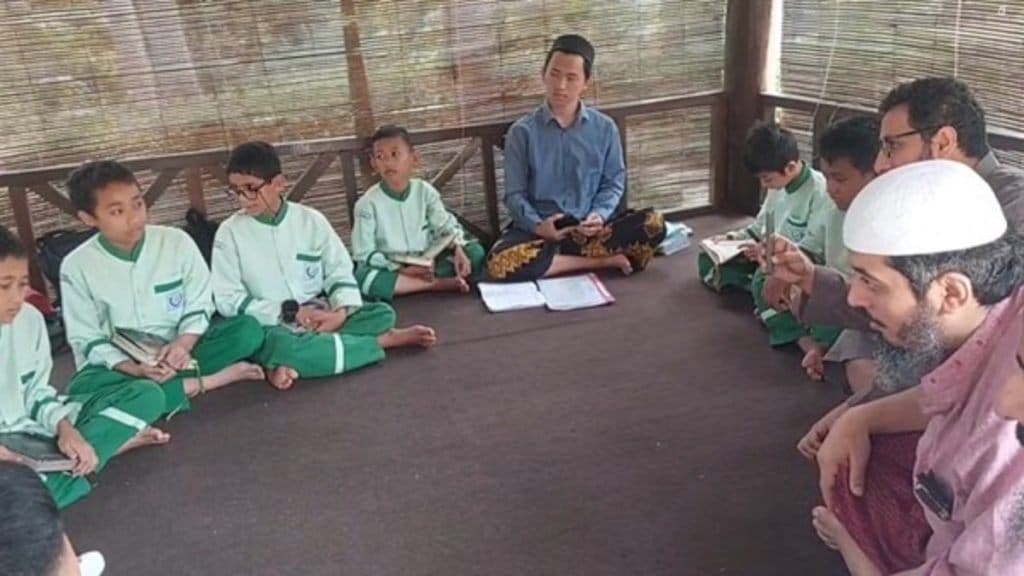 Halaqah tahfizh siswa MIT SAQU beralas lantai saung bersama dua pengampu