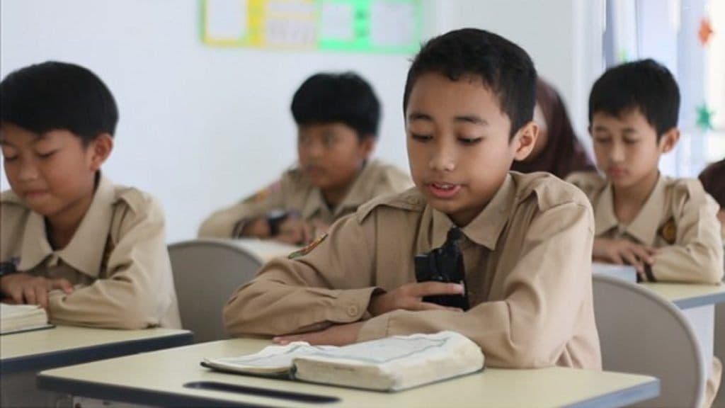 Siswa MIT SAQU membaca mushaf di meja masing-masing saat jam pelajaran