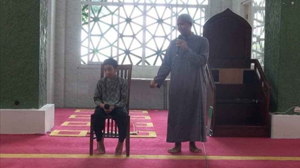 Seorang siswa MIT SAQU menyetorkan hafalan di hadapan pengampu di masjid sekolah