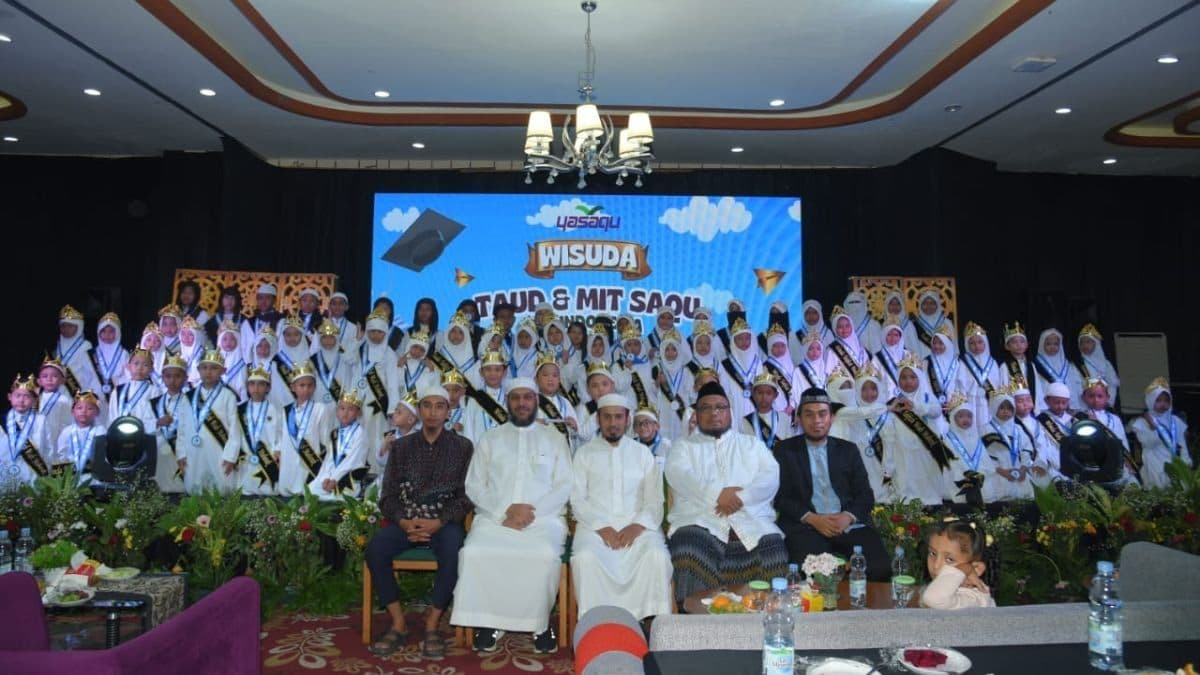 Foto bersama seluruh wisudawan pada Wisuda TAUD dan MIT SAQU se-Indonesia