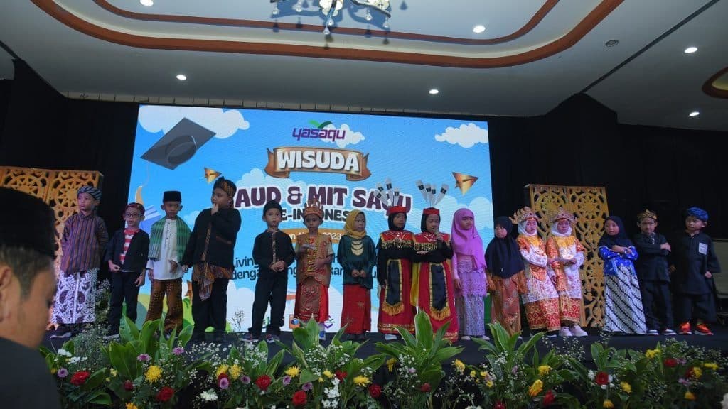 Wisudawan MIT SAQU berbaris mengenakan busana daerah di panggung Wisuda TAUD dan MIT SAQU se-Indonesia