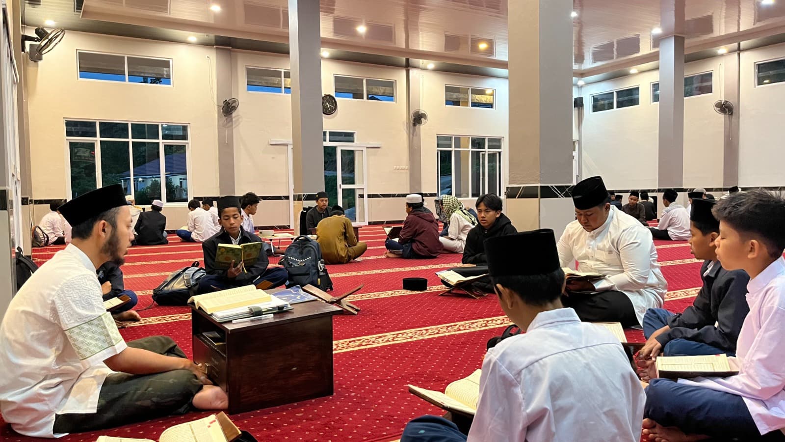 Halaqah tahfizh santri MTs Wadi Mubarak di masjid kampus selepas magrib
