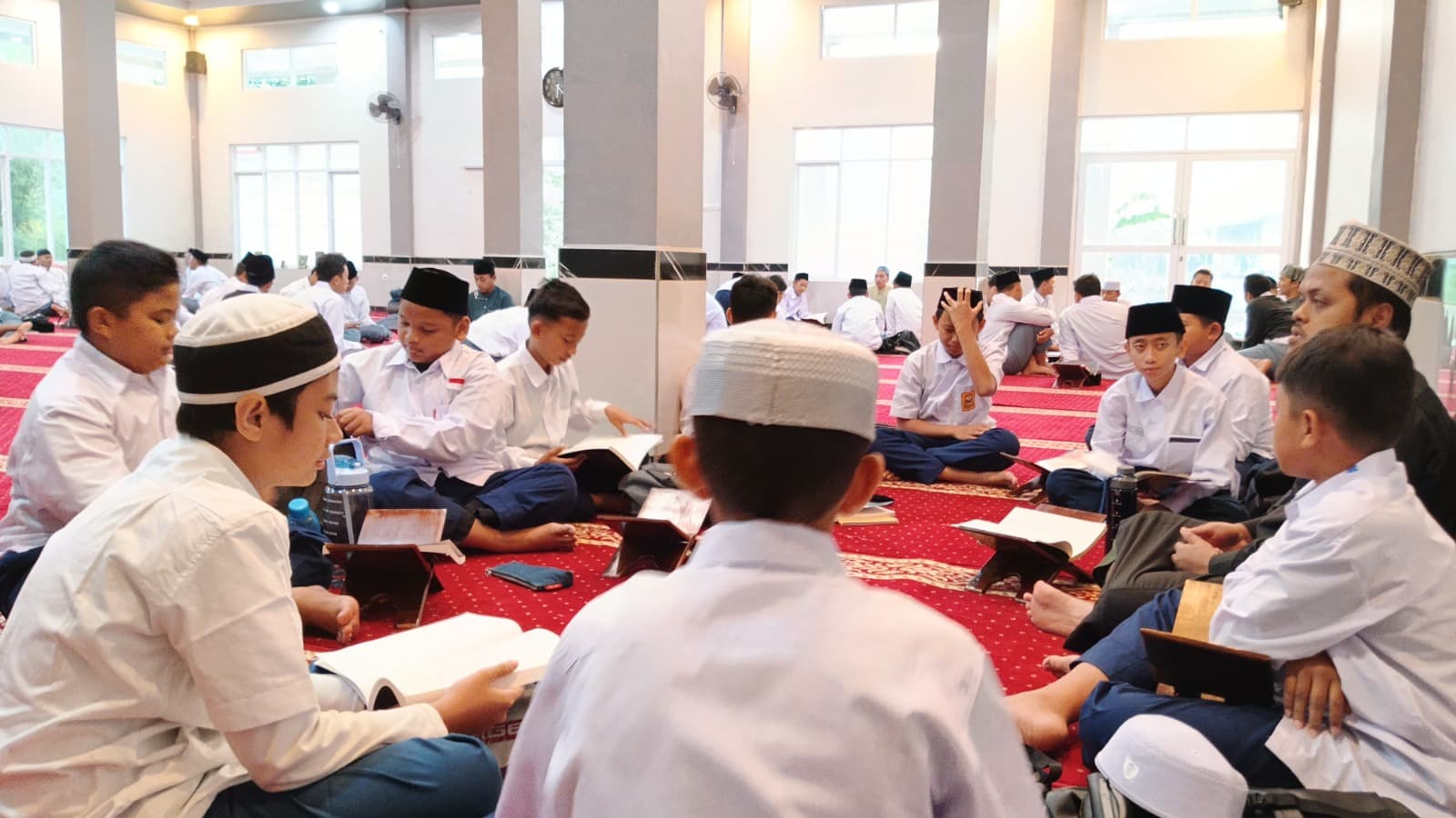 Beberapa halaqah santri MTs Wadi Mubarak berlangsung bersamaan di masjid kampus pada pagi hari