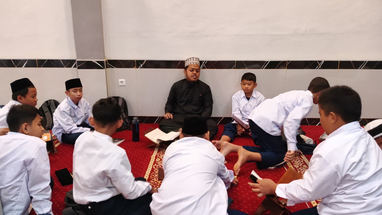 Santri MTs Wadi Mubarak bergiliran menyetorkan hafalan kepada ustadz dalam halaqah