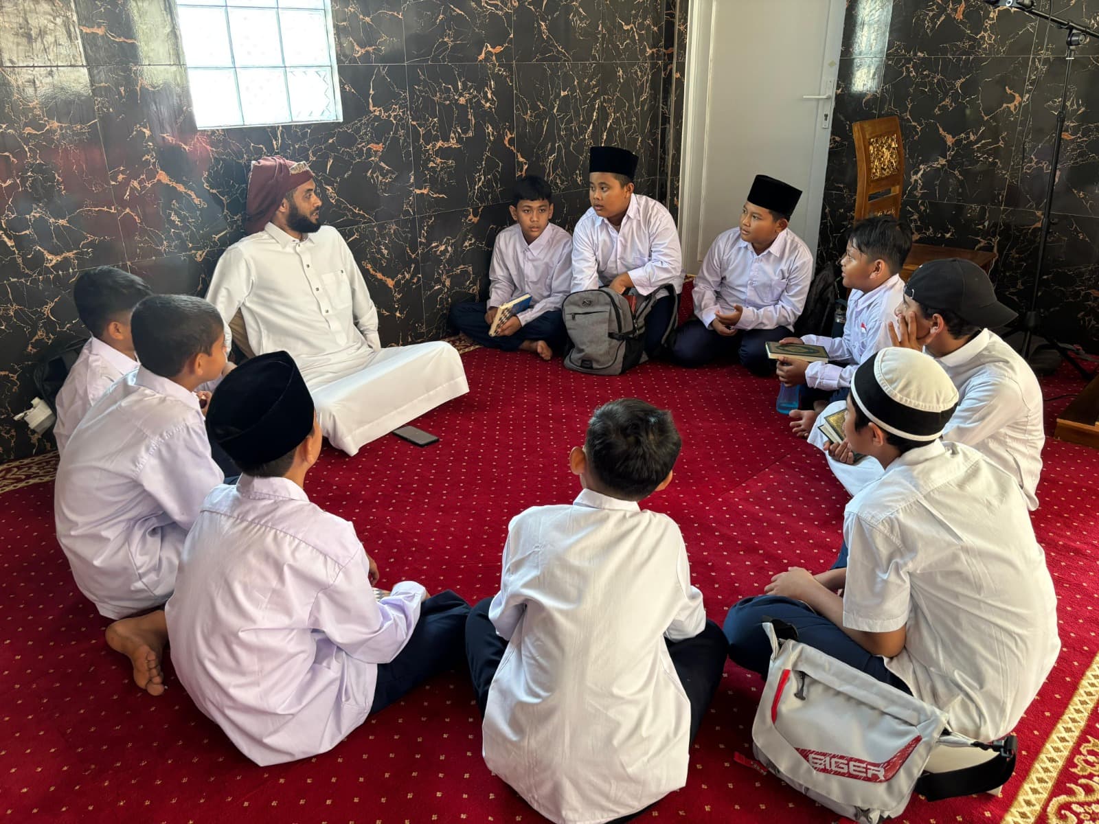 Syaikh membersamai halaqah santri MTs Wadi Mubarak yang duduk melingkar