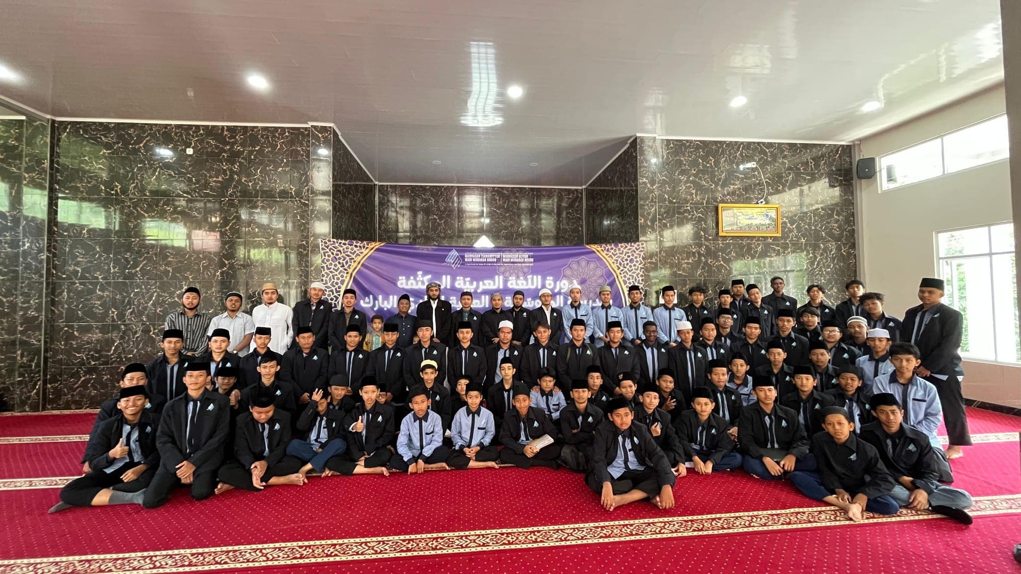 Peserta dauroh bahasa Arab intensif MA Wadi Mubarak Putra di masjid kampus