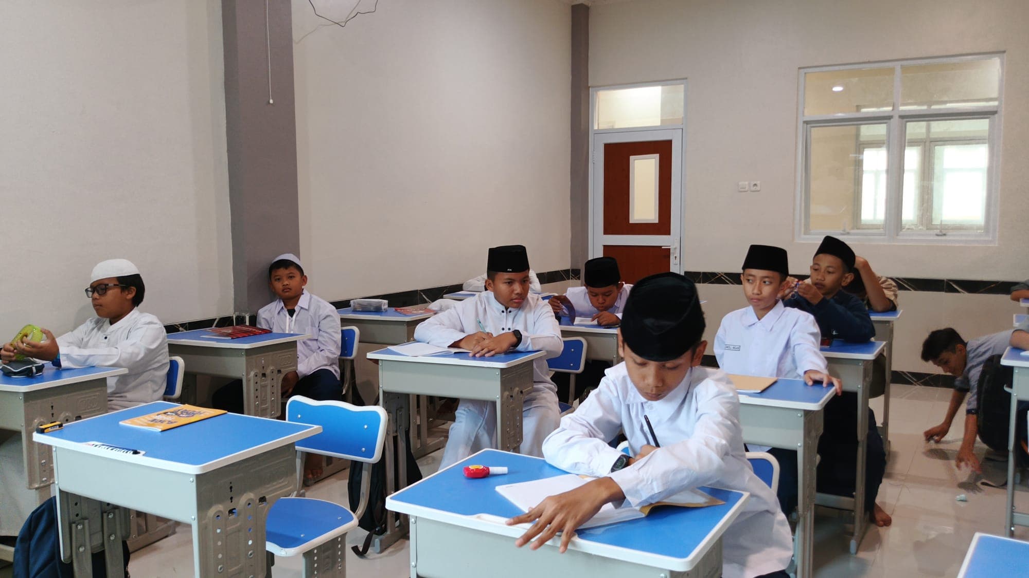 Santri MTs dan MA Wadi Mubarak berseragam putih bersiap memulai pelajaran pagi di ruang kelas