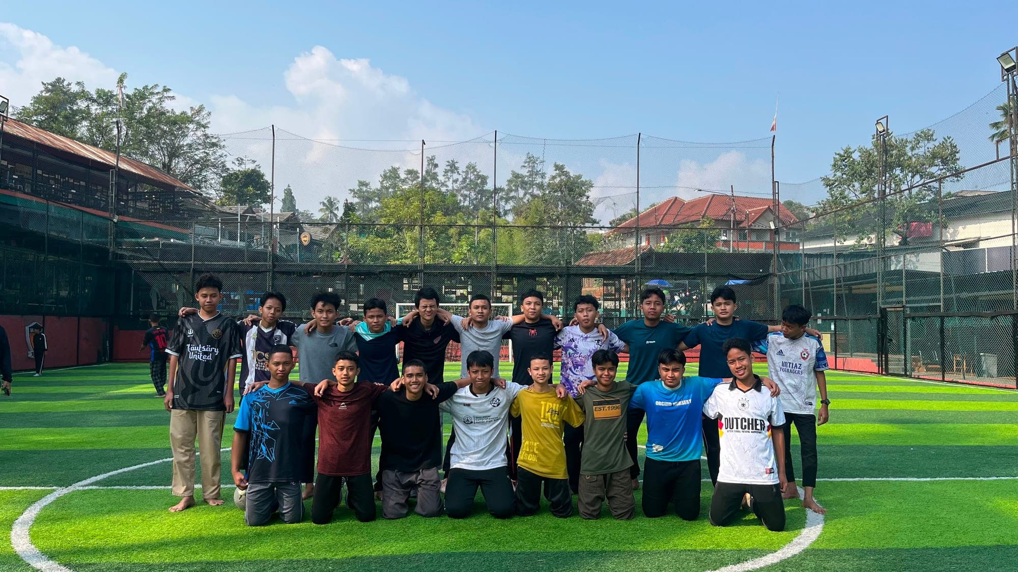 Santri MTs dan MA Wadi Mubarak berfoto bersama seusai bermain futsal di lapangan kampus