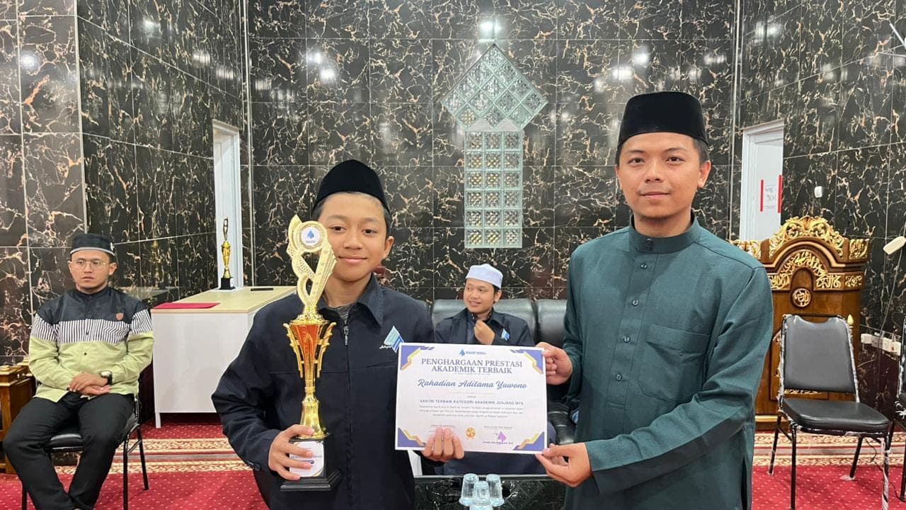 Penyerahan penghargaan santri terbaik kategori akademik jenjang MTs di masjid kampus