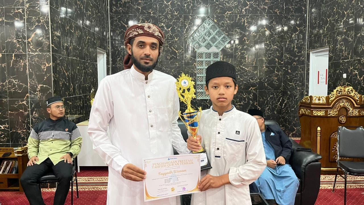Penyerahan penghargaan prestasi tahfizh Al-Qur'an terbaik kepada santri MTs Wadi Mubarak