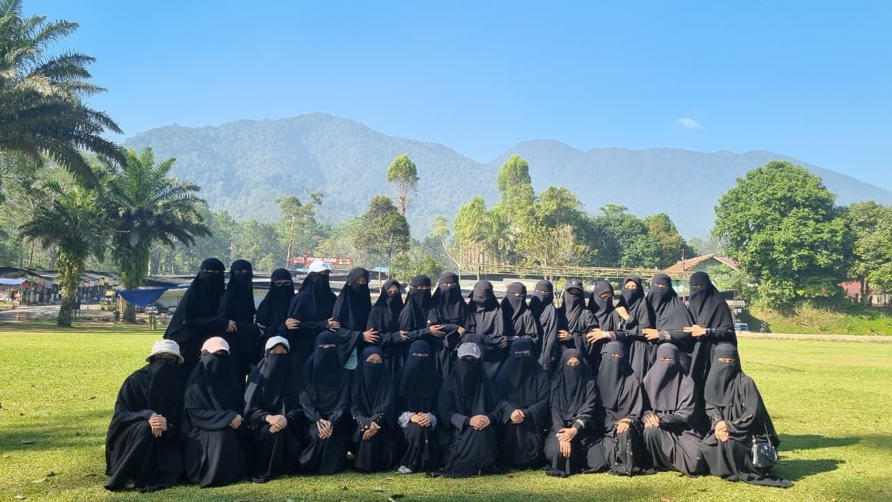Foto bersama peserta PG TAUD SAQU di lapangan kampus berlatar pegunungan