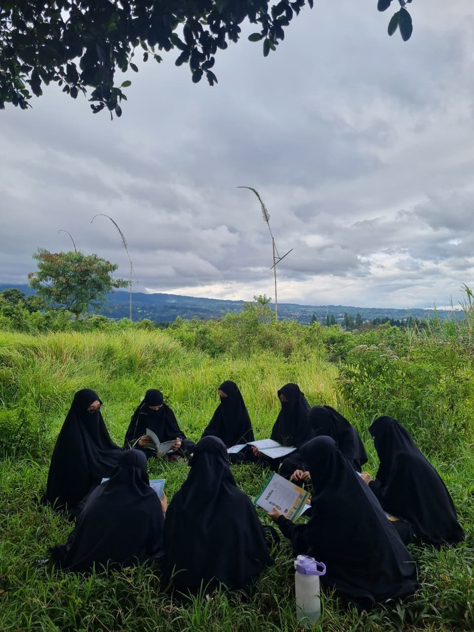 Halaqah PG TAUD SAQU berlangsung di lapangan rumput berlatar pegunungan Megamendung