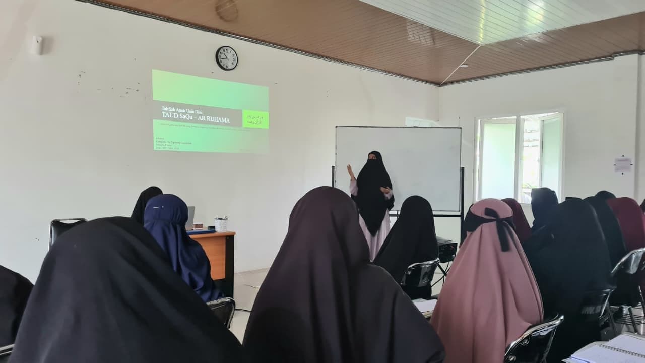 Kelas materi PG TAUD SAQU dengan tayangan proyektor di ruang belajar kampus