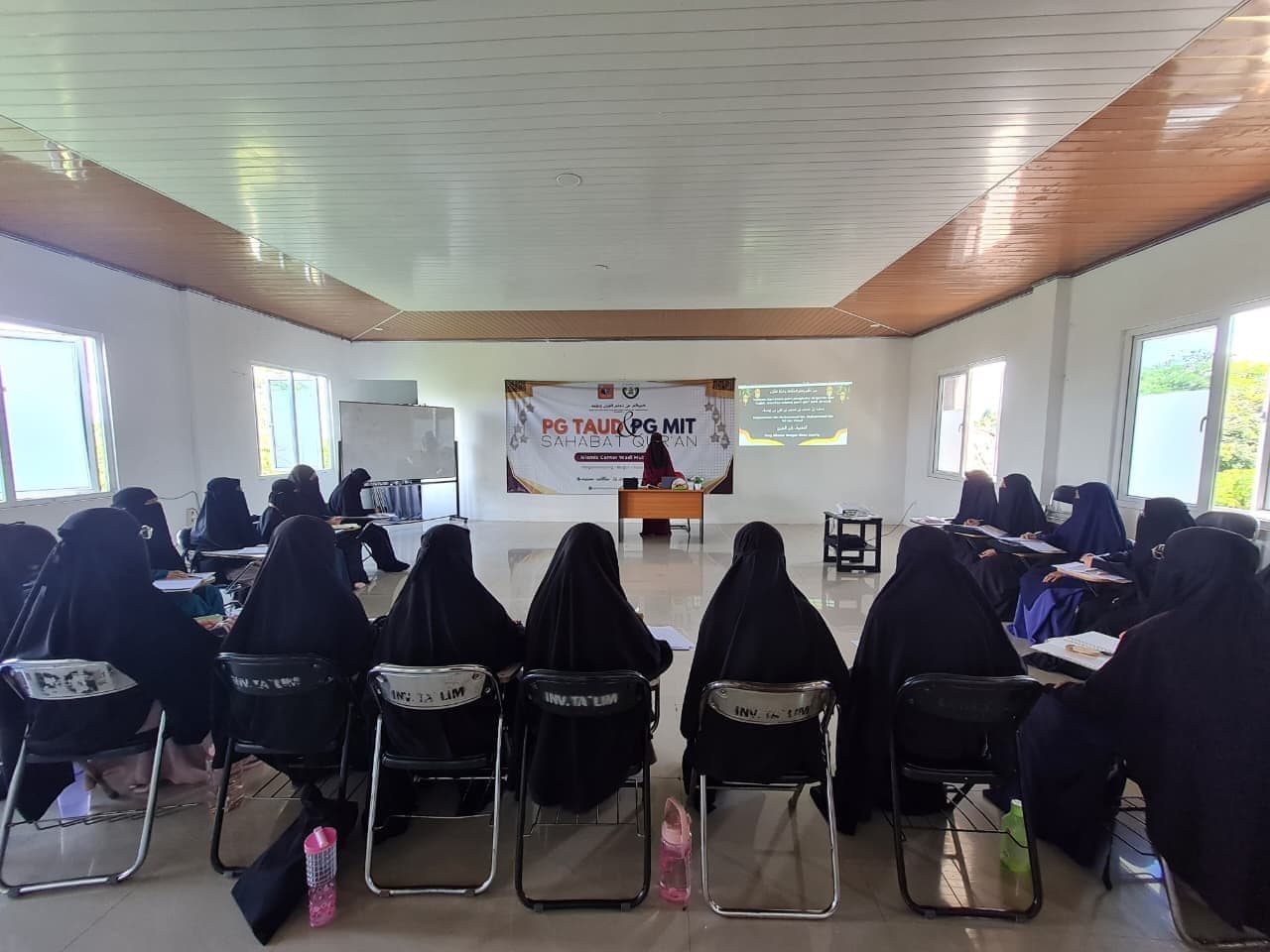 Peserta PG TAUD SAQU mengikuti kelas teori ke-TAUD-an di aula kampus