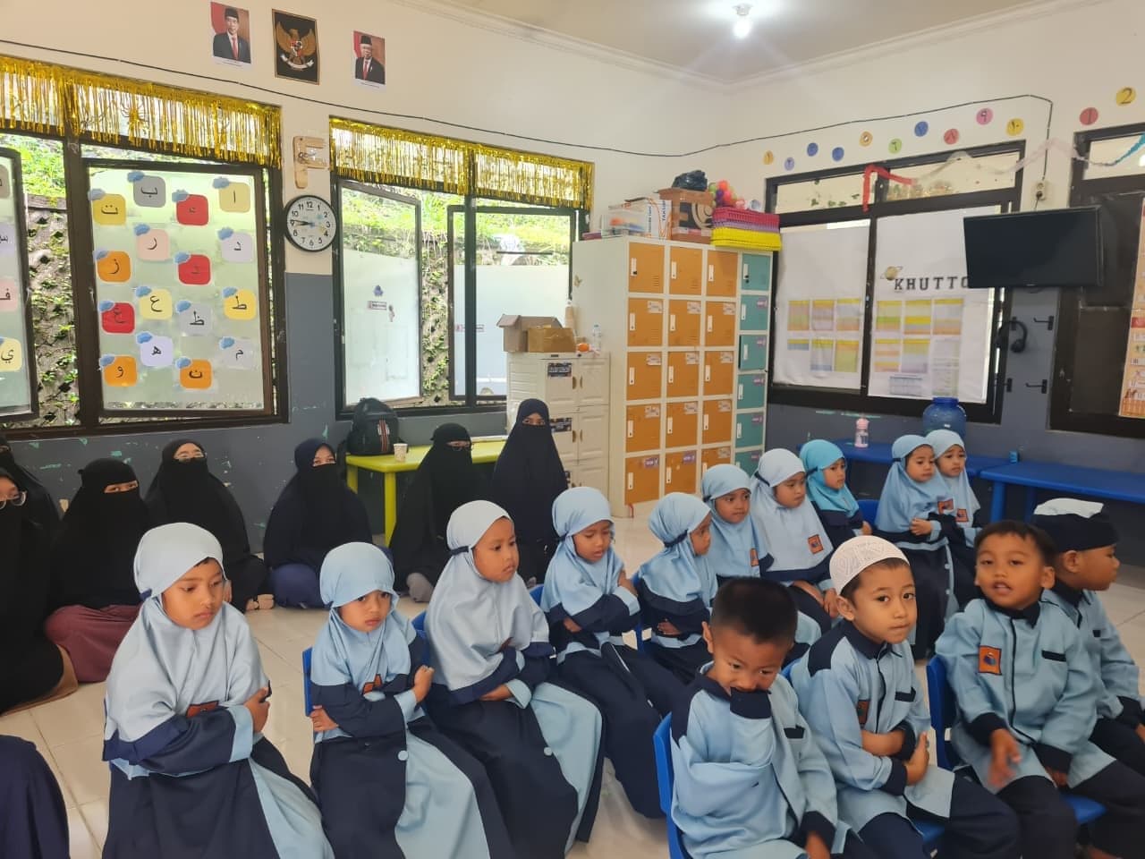 Peserta PG TAUD SAQU praktik mengajar di kelas TAUD yang sedang berjalan