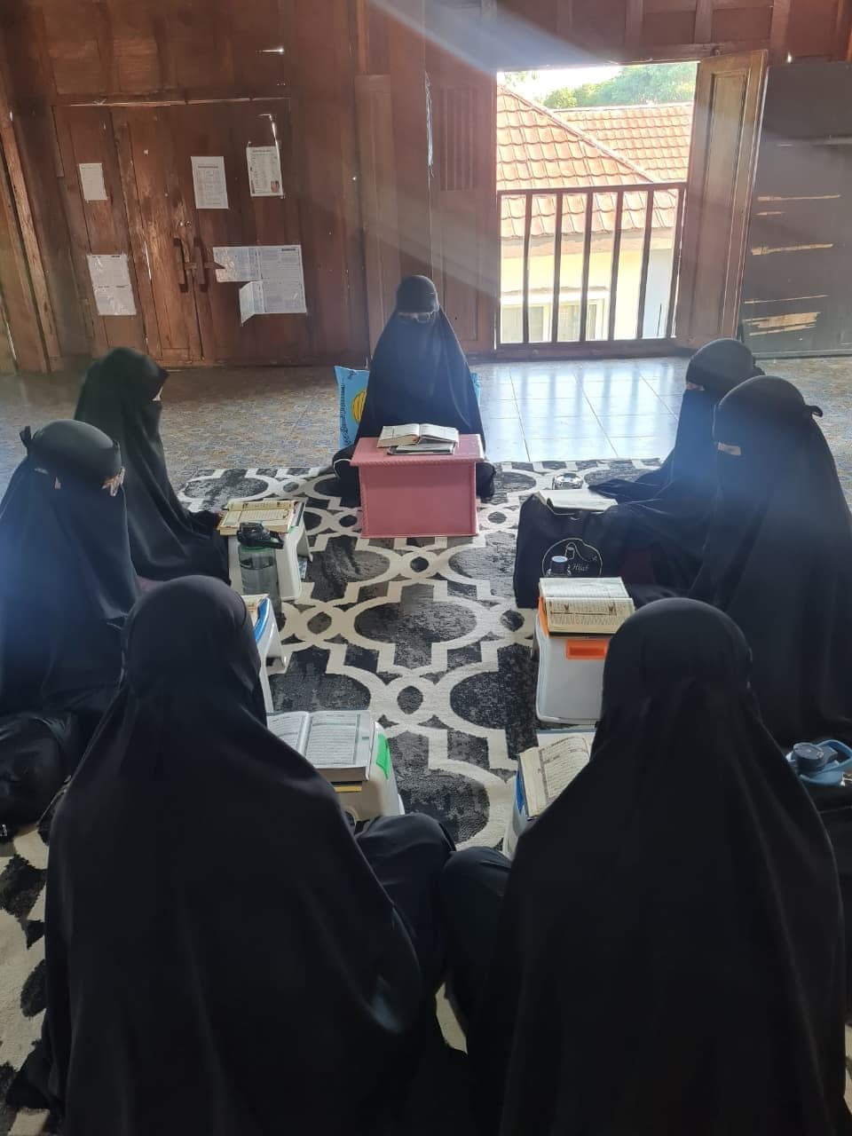 Peserta PG TAUD SAQU duduk melingkar mengikuti talqin hafalan bersama pengampunya