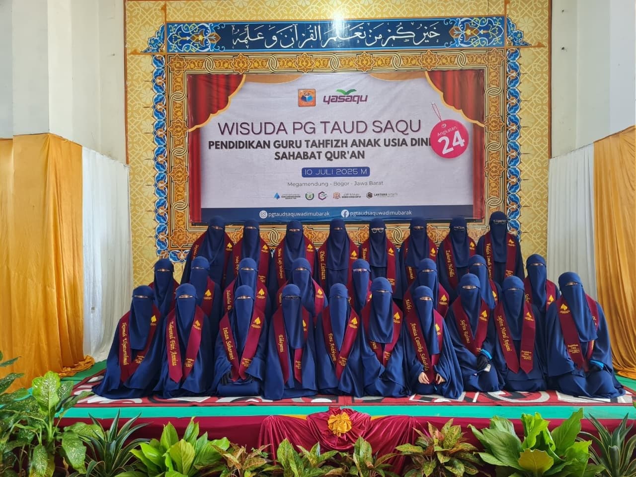 Wisudawati PG TAUD SAQU angkatan ke-24 berbaris di panggung wisuda