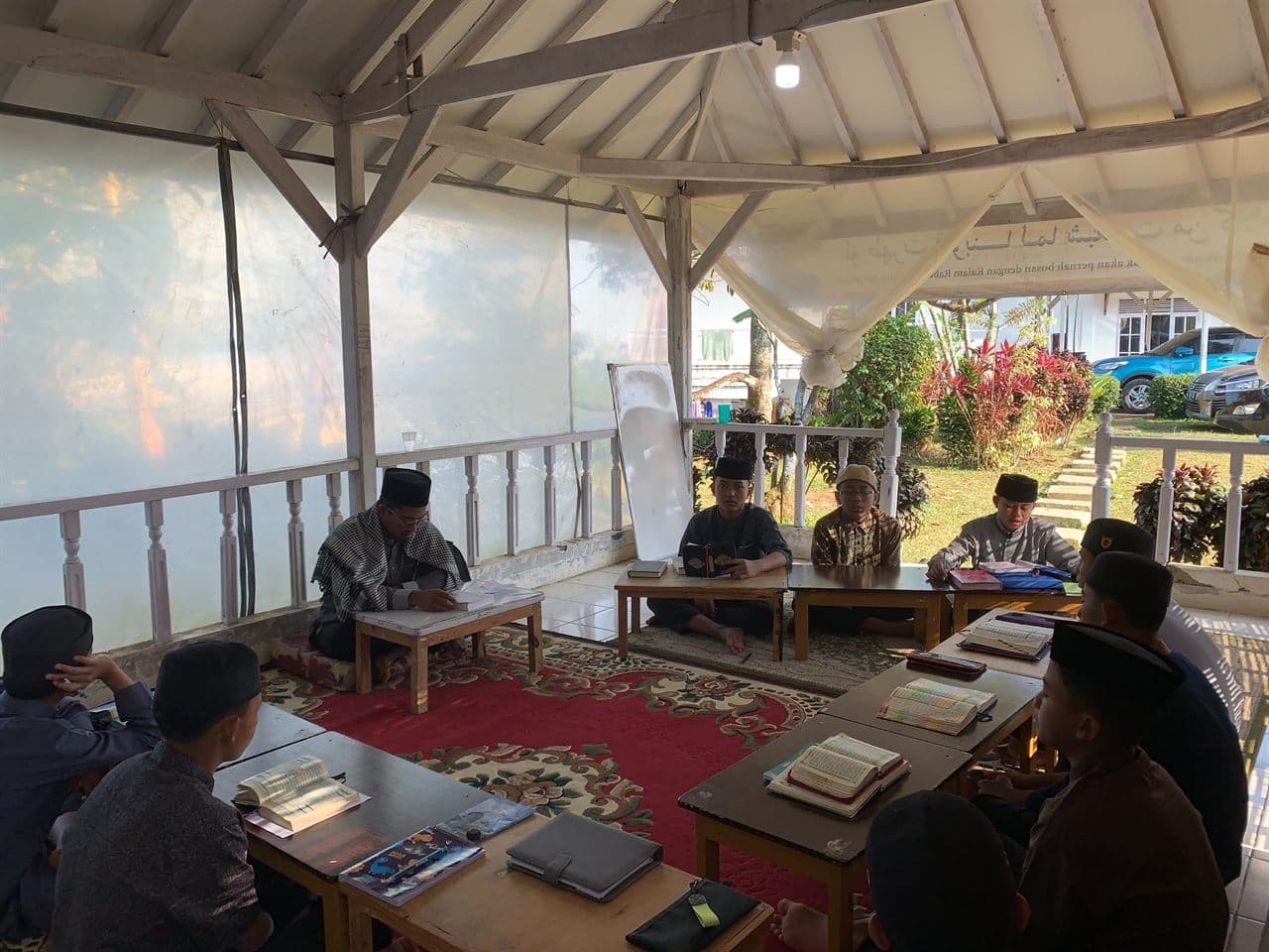 Halaqah Program Kaderisasi Muhaffizh berlangsung di saung terbuka pondok cabang