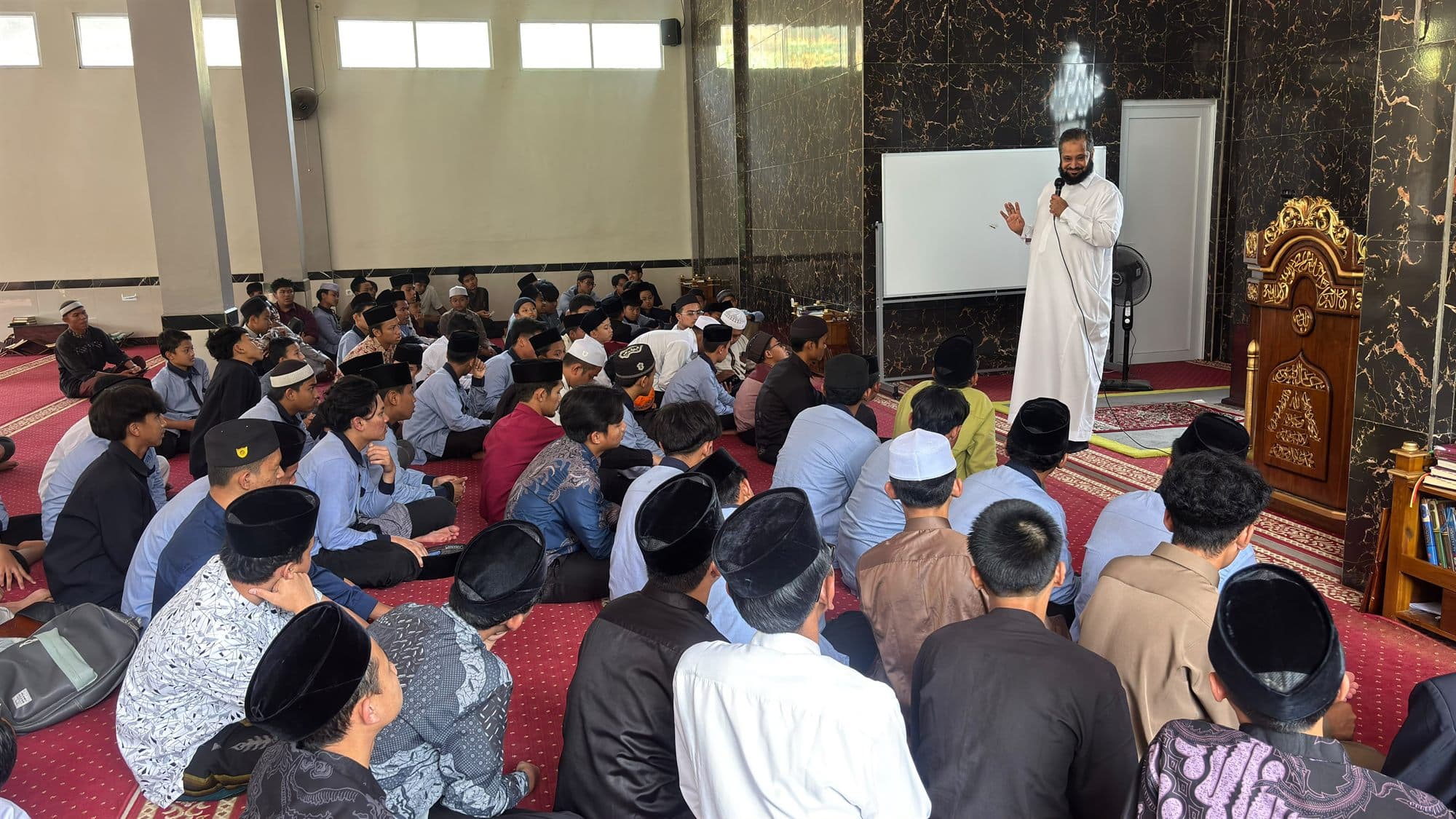 Kajian bersama santri Program Kaderisasi Muhaffizh di masjid pondok cabang