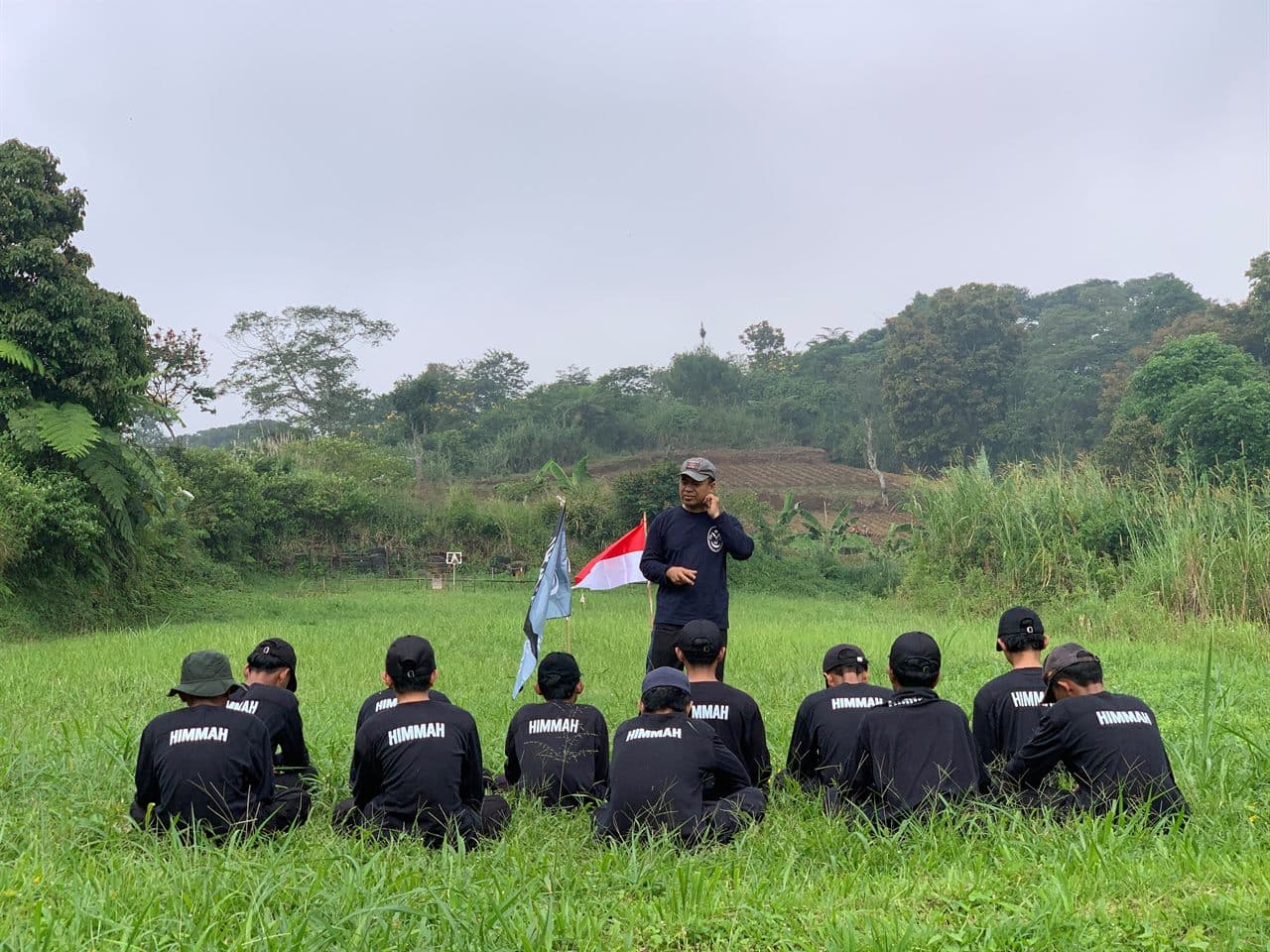 Santri Program Kaderisasi Muhaffizh berbaris duduk mengikuti apel latihan fisik di lapangan rumput pondok