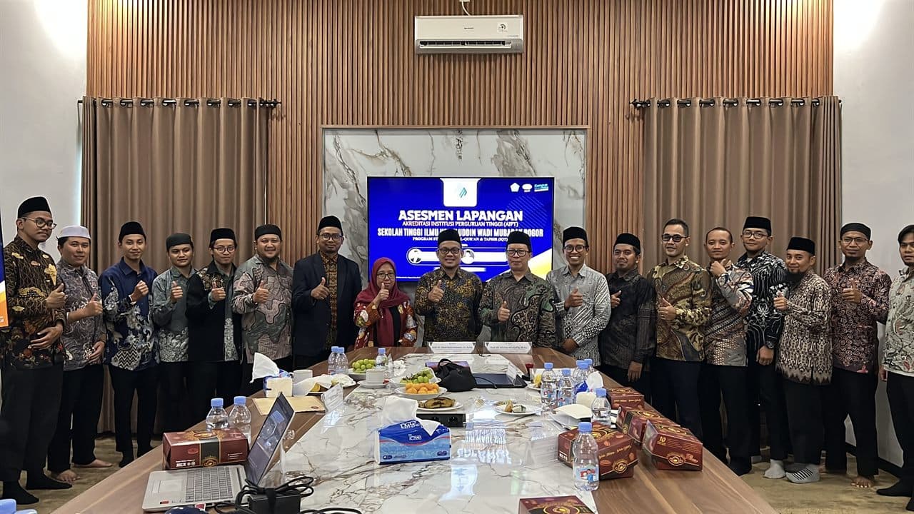 Foto bersama tim asesor dan pengelola STIU Wadi Mubarak pada asesmen lapangan akreditasi institusi