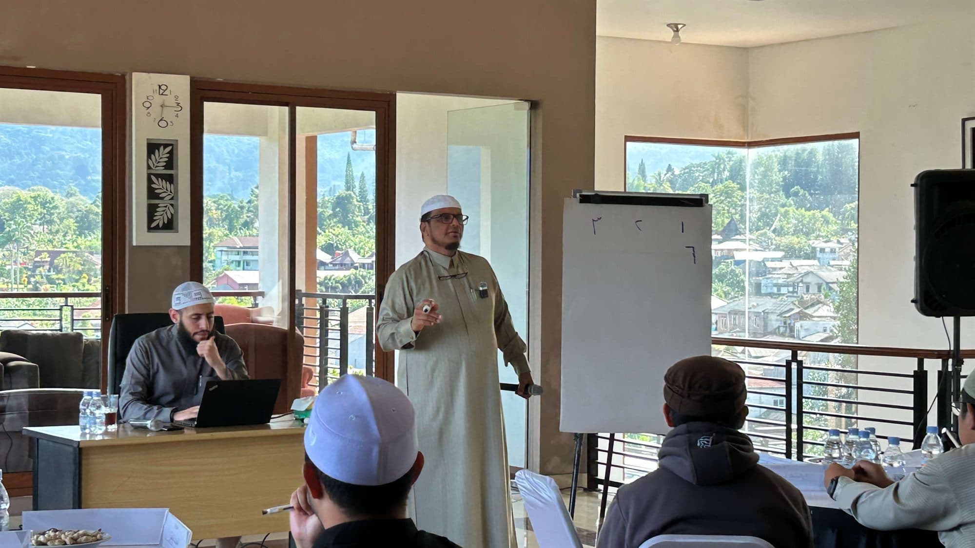 Forum daurah STIU Wadi Mubarak di aula kampus Megamendung dengan latar pegunungan