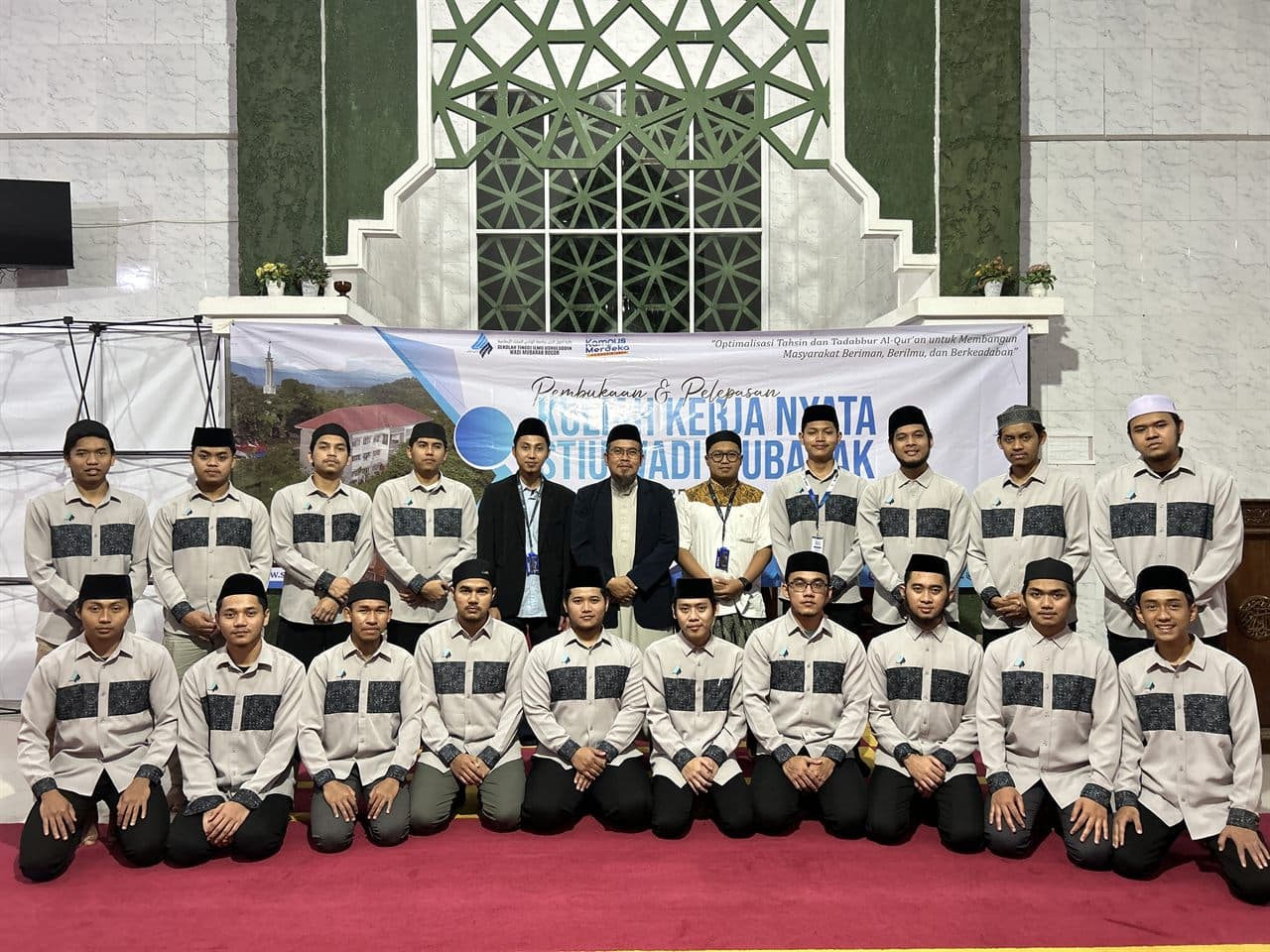 Foto bersama mahasiswa STIU Wadi Mubarak pada pelepasan KKN dan Da'i Ramadan di masjid kampus