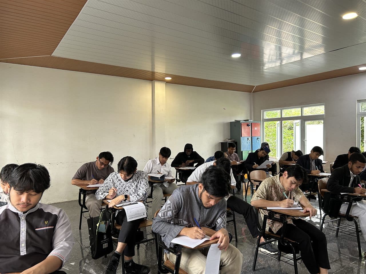 Mahasiswa STIU Wadi Mubarak mengerjakan ujian tulis semester ganjil di ruang kelas kampus