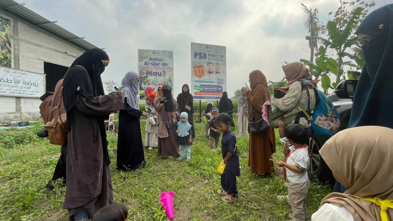Anak-anak TAUD SAQU dan wali murid berkumpul di halaman sekolah pada kegiatan luar kelas