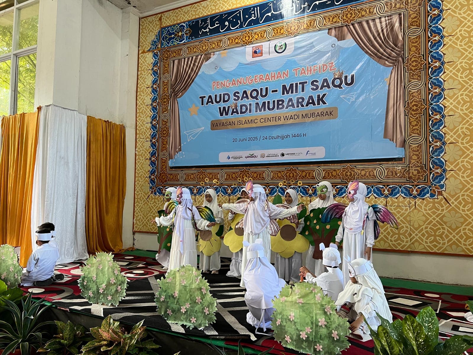 Penampilan drama anak TAUD SAQU berkostum bunga di panggung Penganugerahan Tahfizh TAUD SAQU - MIT SAQU