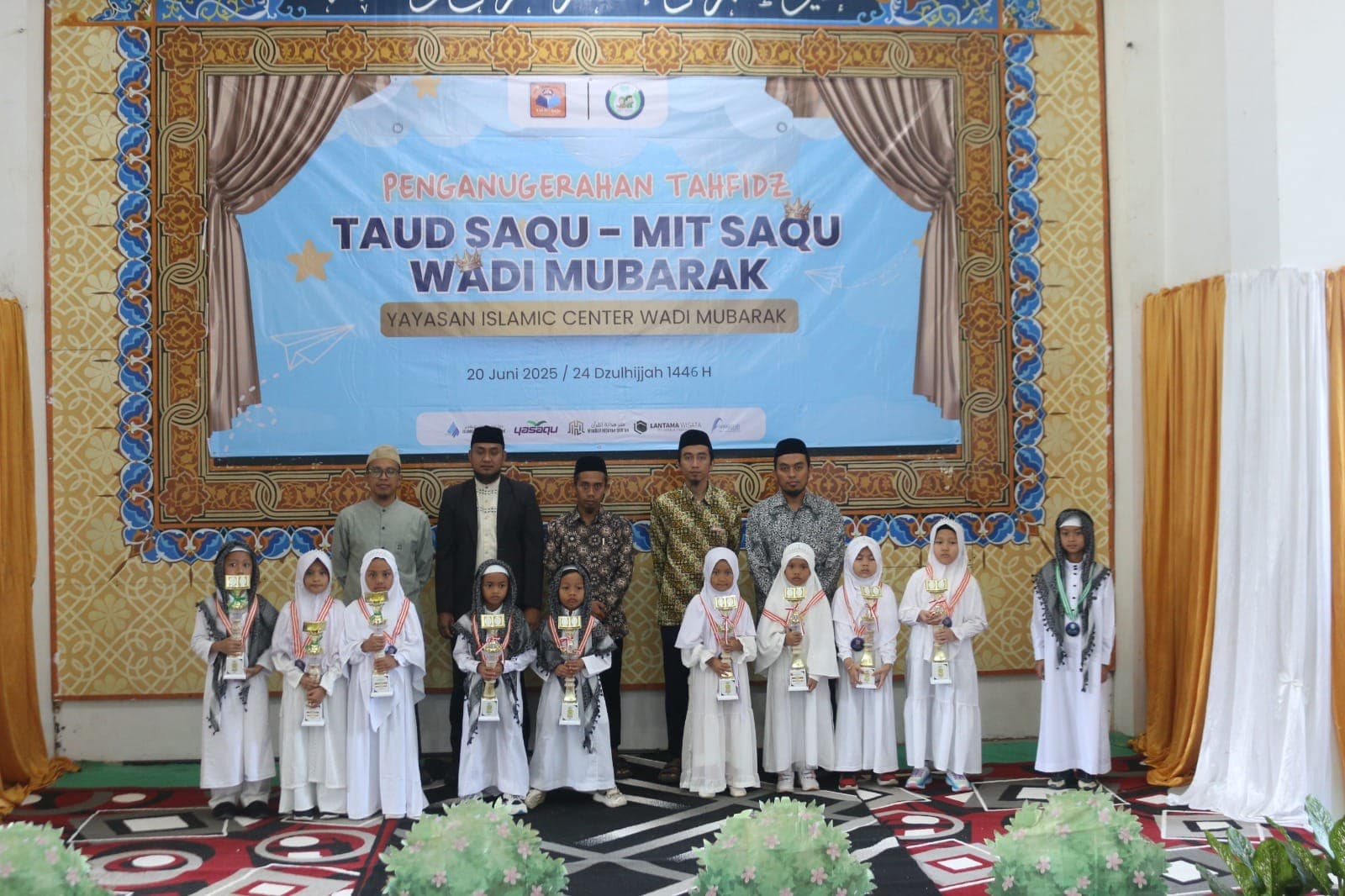 Anak-anak TAUD SAQU berfoto bersama para ustadz di panggung Penganugerahan Tahfizh TAUD SAQU - MIT SAQU