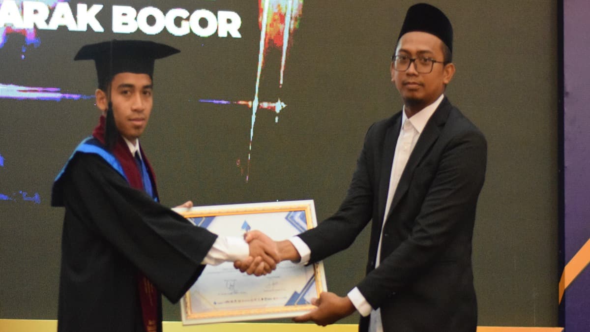 Pemuda Asal Lombok Berhasil Menyandang Gelar Wisudawan Terbaik STIU WM 2024