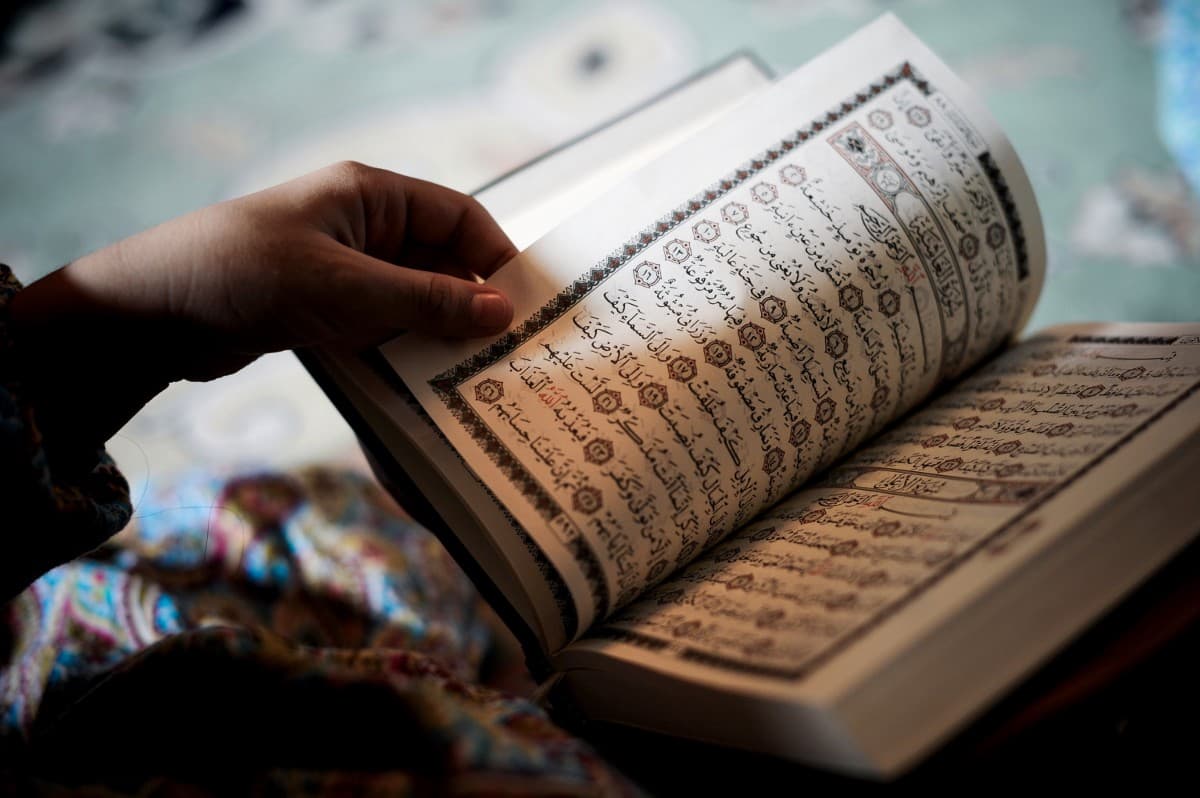 KEUTAMAAN MENDENGARKAN AL-QUR’AN (Bag. II)
