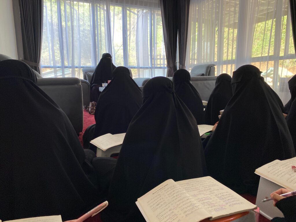 Tingkatkan Kualitas Mutu Pendidikan, Mahabbah Boarding School Hadirkan Syaikhoh Bersanad 3 Tadrib sanad bersama Syaikhoh Amal di Mahabbah Boarding School