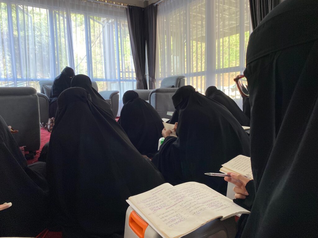 Tingkatkan Kualitas Mutu Pendidikan, Mahabbah Boarding School Hadirkan Syaikhoh Bersanad 4 WhatsApp Image 2025 07 22 at 11.39.20 73548a10