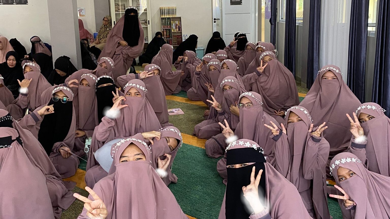 Tangis Bahagia & Doa Syukur Warnai Pertemuan Wali Santriwati Angkatan 4 Setelah Karantina Tahfizh 3 Bulan 2 pesantren sunnah salafi wadi mubarak 1 edited